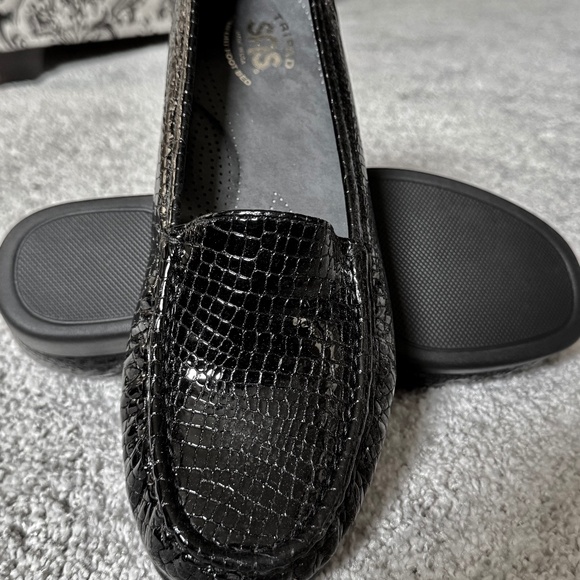 SAS black croc patent slip-on moccasin loafer. - Picture 2 of 3